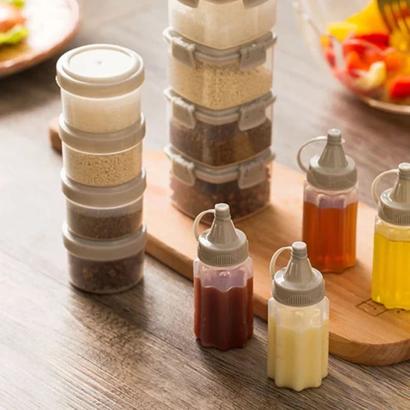 4PCS/Set Transparent Spice Bottles with Lids Portable Mini Sauce Seasoning Box Dispenser Salt Spice Jar Squeeze Sauce Bottles
