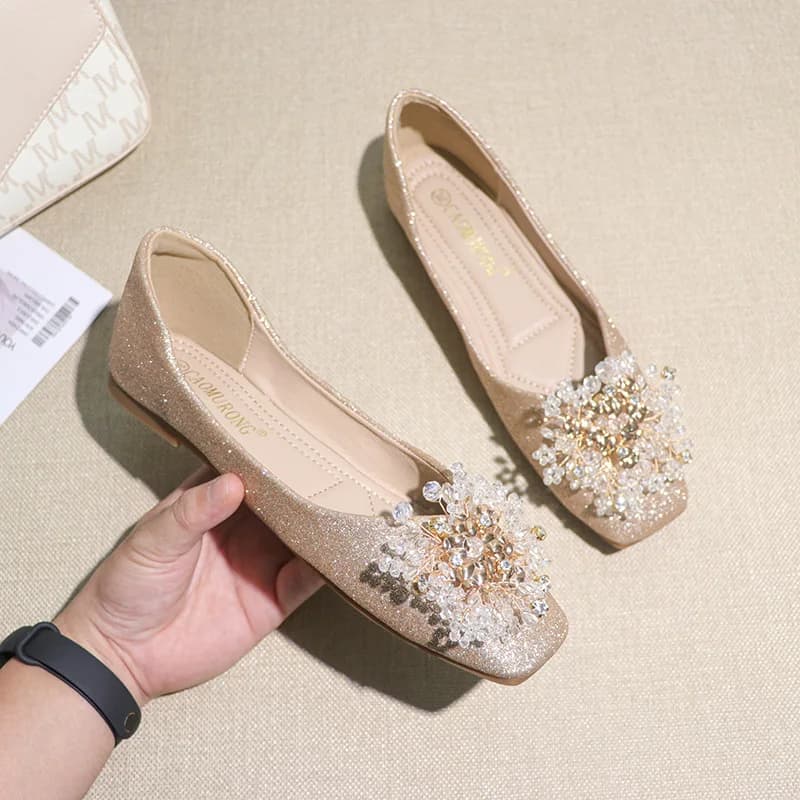 2025 Scarpe da sposa quadrate autunnali Scarpe da sposa piatte con diamanti d'acqua Scarpe da sposa Xiuhe da donna con temperamento in cristallo
