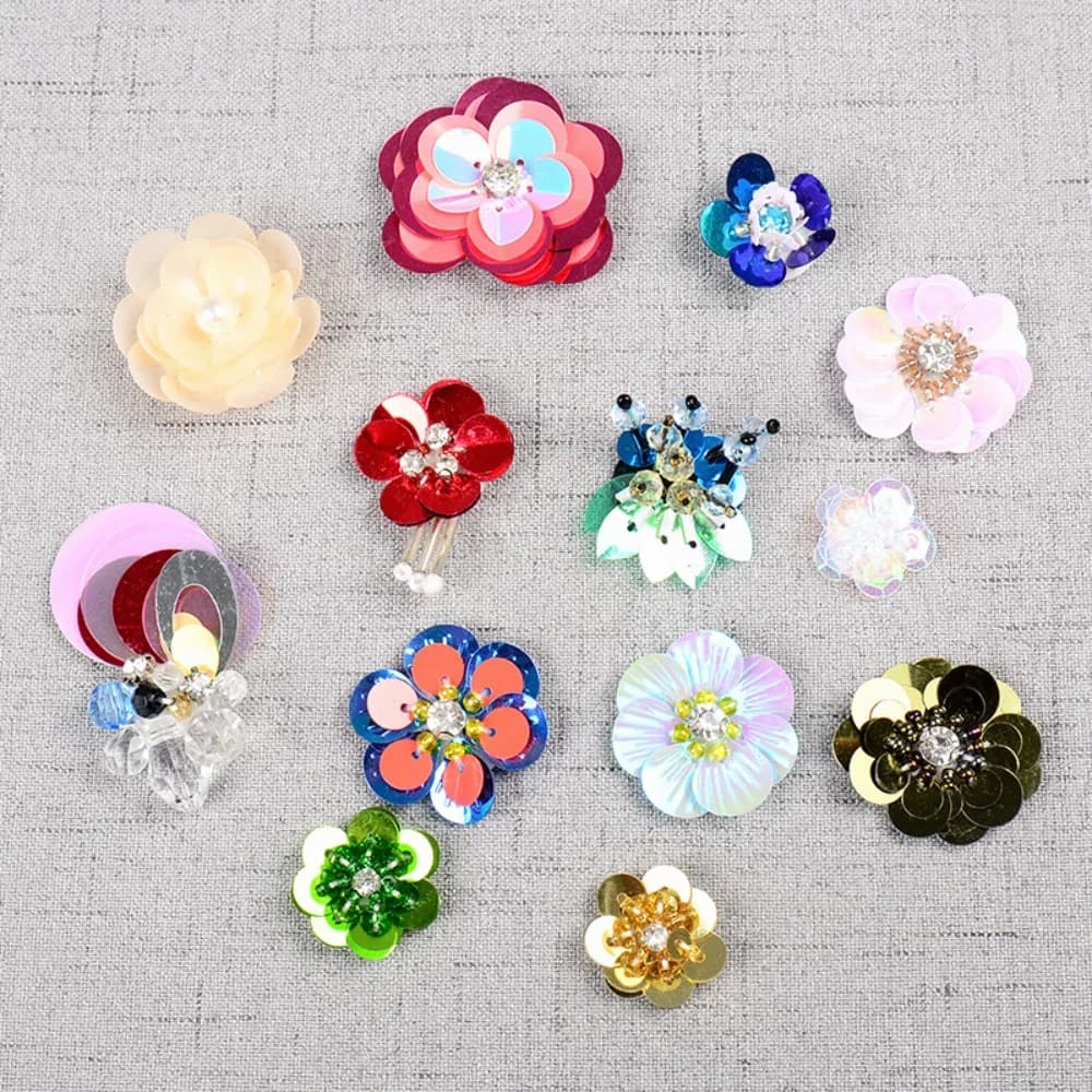 Piccoli Fiori Decorativi Fatti a Mano con Paillettes e Perline, Adesivi in Tessuto per Accessori DIY, Decorazioni per Vestiti, Scarpe e Borse