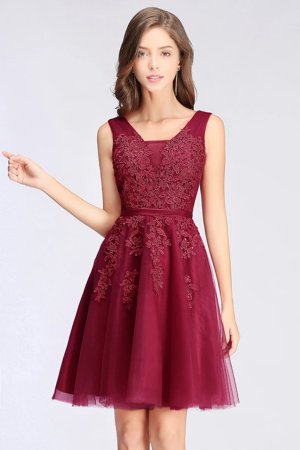 Abiti da sera corti in tulle bordeaux Abiti da donna sexy con scollo a V senza maniche in pizzo Applique A Line Abiti da ballo senza schienale Abito da cocktail