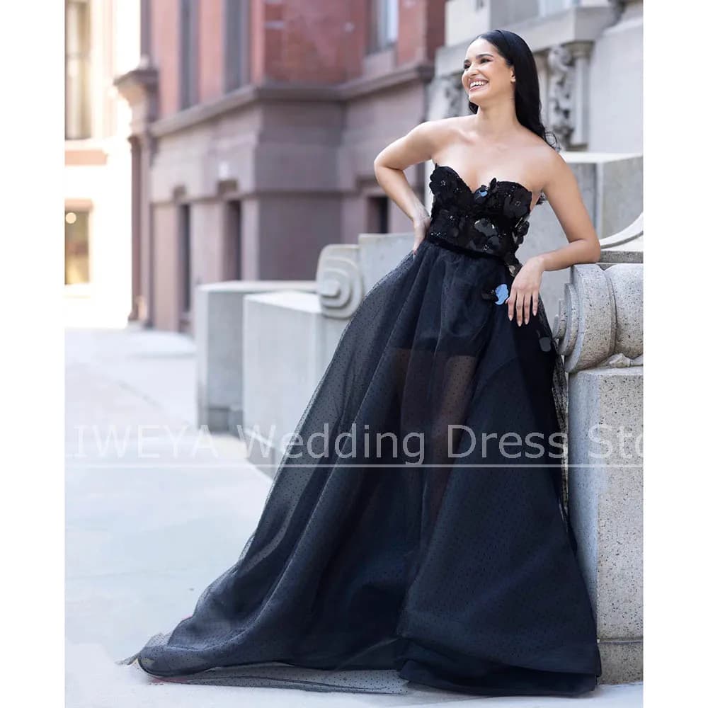 Abiti da sera neri senza spalline con applicazioni di fiori 3D Abiti da festa con gonna in tulle alla moda Abiti da ballo eleganti con strascico