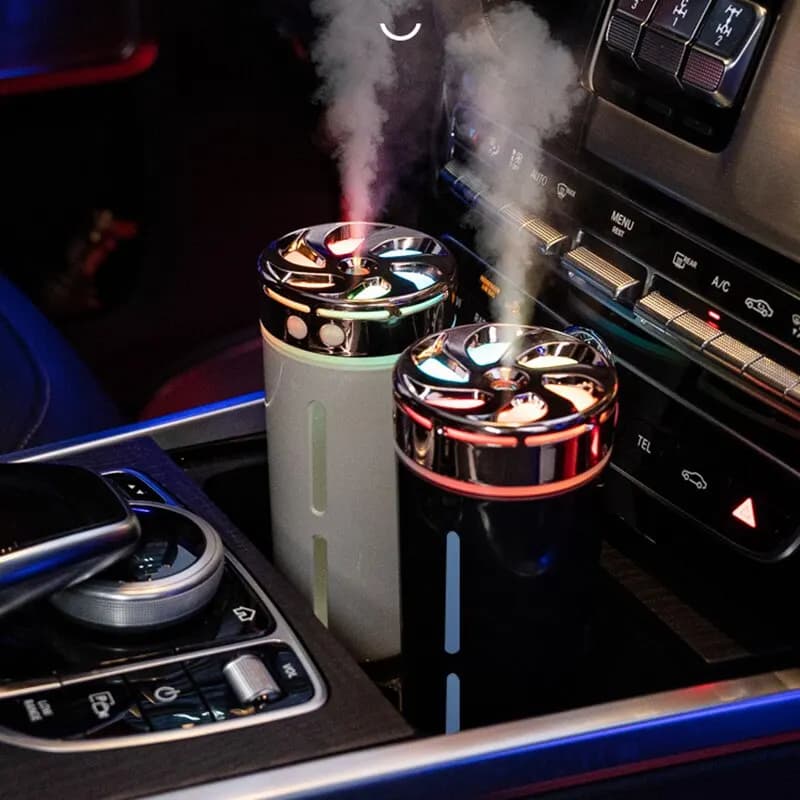Umidificatore d'aria per auto Plug-in più recente con luce notturna a colori 300ml piccolo umidificatore silenzioso deodorante per ambienti macchina per aromaterapia domestica