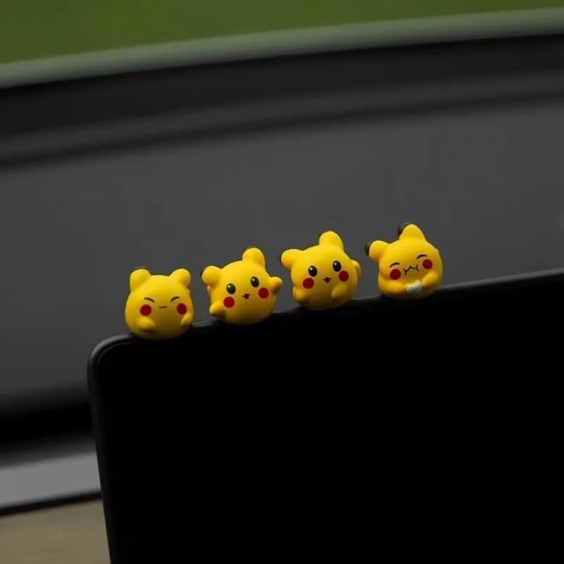 4 Pezzi Modellini Kawaii della Serie Pikachu, Personaggi dei Cartoni Animati, Graziose Bambole in Resina, Giocattoli da Scrivania e per Auto, Regalo di Compleanno per Ragazzi