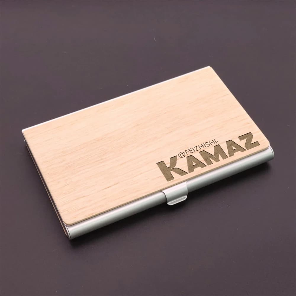 1 pezzo di ornamento in legno naturale con nome personalizzabile, inciso al laser, per forniture aziendali.