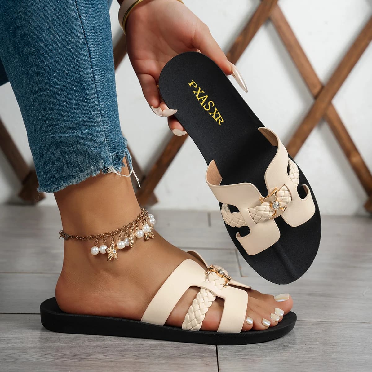 Sandali piatti da donna con cinturino intrecciato, fibbia dorata decorata con strass, design semplice e confortevole, facili da indossare per le uscite quotidiane e lo shopping