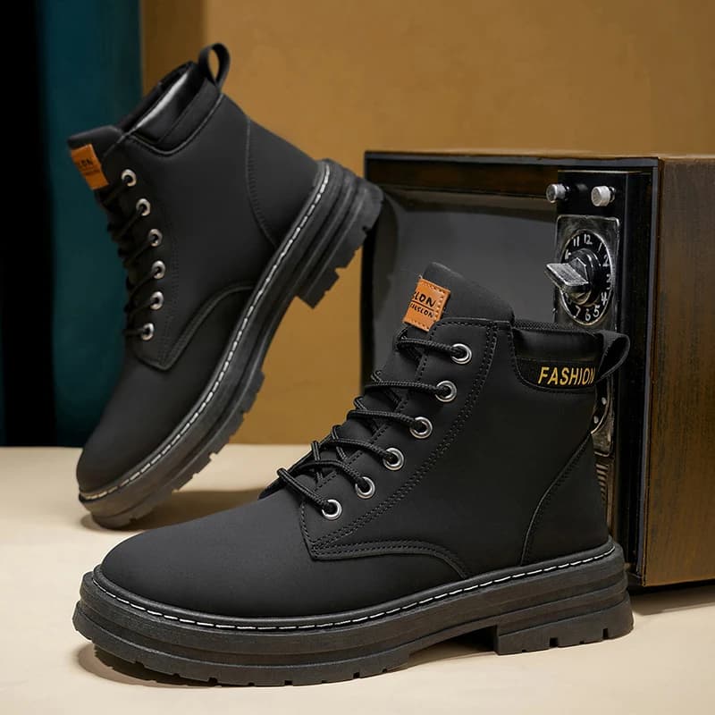 2025 Nuovi stivali classici a taglio medio da uomo: suola spessa, stringati, stile outdoor con accessori
