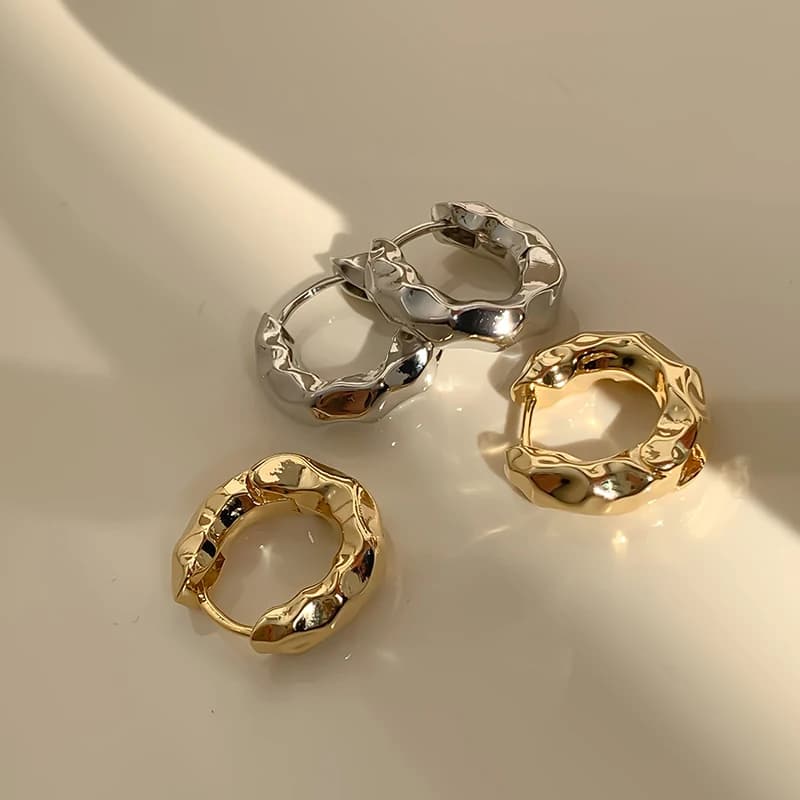 2024 New Metal High-grade Sense of Fold Circle Earrings Female Niche All Fashion Design Sense Earrings Light Luxury Retro Earrin