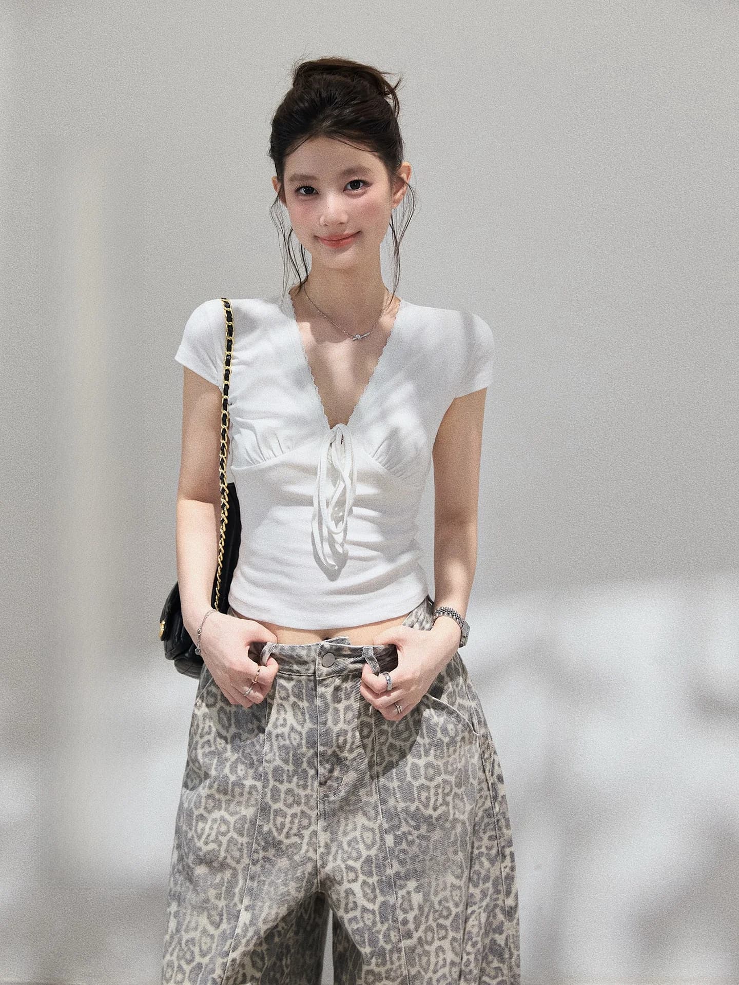 T-shirt slim fit a maniche corte da donna con scollo a V e cintura, stile casual, moda coreana estiva, top corto che accentua la vita