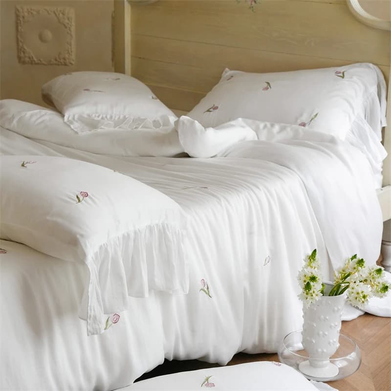 Set di Biancheria da Letto in Lyocell Effetto Sabbia 4 Pezzi con Ricamo a Tulipano, Copripiumino Queen/King Size, Lenzuolo Ultra Morbido e Rinfrescante, Federa con Volant