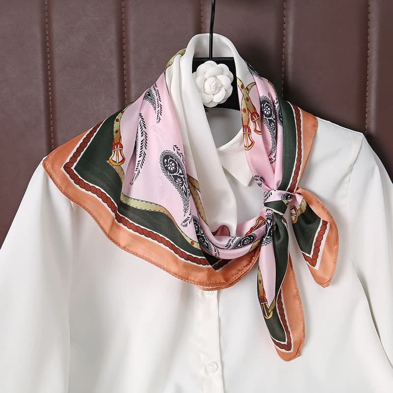 Sciarpa di seta quadrata con stampa a catena di marca di lusso 2025 per le donne Fasce per capelli Hijab 70 cm Fazzoletto da collo Scialle in raso femminile Fascia per capelli
