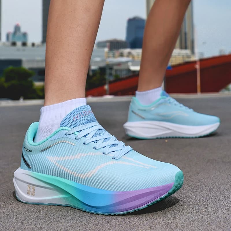 Nuove scarpe da corsa con piastra in carbonio e tomaia in rete ammortizzante, adatte a studenti, professionisti e uomini alla moda.