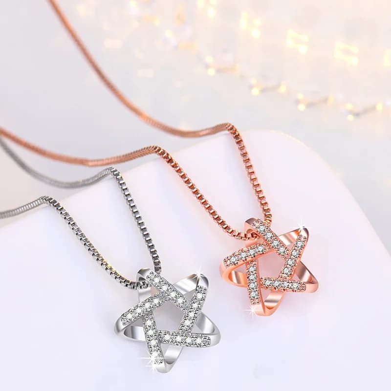 Nuova collana a stella cava 2026 da donna, catena girocollo estiva di nicchia, gioiello con ciondolo dal design semplice, raffinato e di lusso leggero