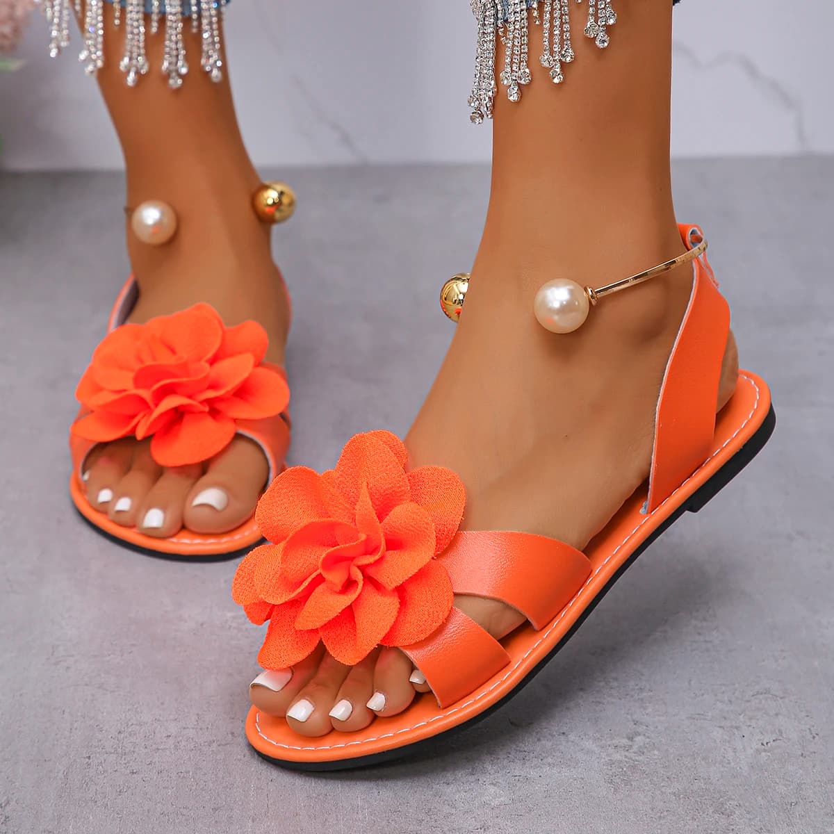 Sandali piatti con decorazioni di perle floreali, scarpe da spiaggia da donna con cinturino alla caviglia e punta aperta