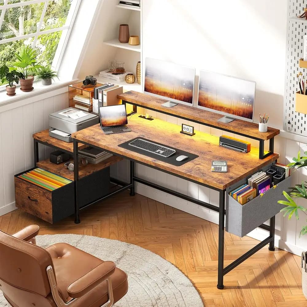 Scrivania per computer con presa di corrente illuminata a LED e supporto per monitor, tavolo da gioco e da scrittura, 57W x 20D x 36H, marrone rustico