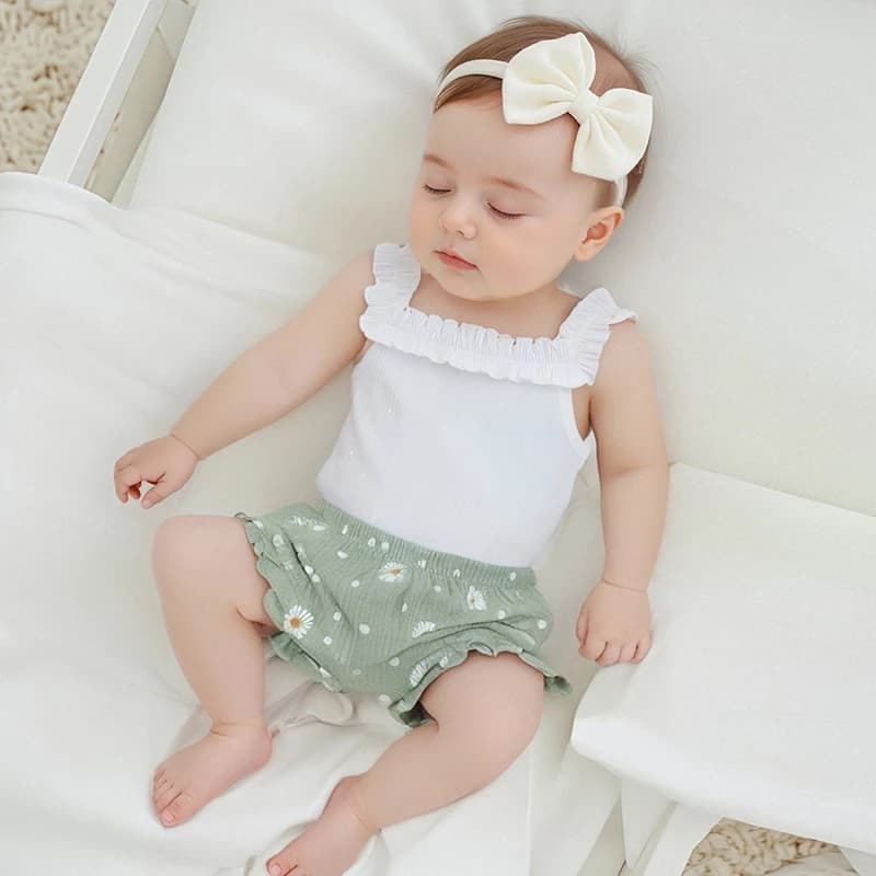 Pagliaccetto senza maniche con stampa floreale per bambine con spalline con volant, pantaloncini coordinati, fascia per capelli, set di abiti estivi per neonati