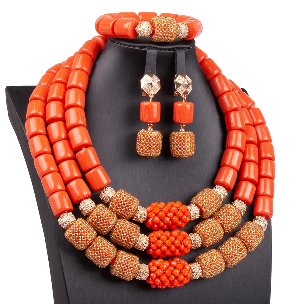 Set di Gioielli Africani di Lusso Fatti a Mano, Nuovi Design 2024, 3 Strati di Perle di Corallo Artificiale con Sfere Dorate ABG141