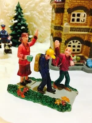 figura in resina mentale psicologico sabbia gioco da tavolo scatola corte terapia madre che guarda 2 bambini vanno a scuola