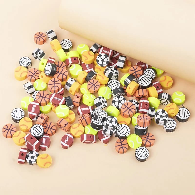 100 pz/pacco Sport Ball Polymer Clay Beads Baseball pallavolo basket Spacer Beads per gioielli che fanno accessori fai da te