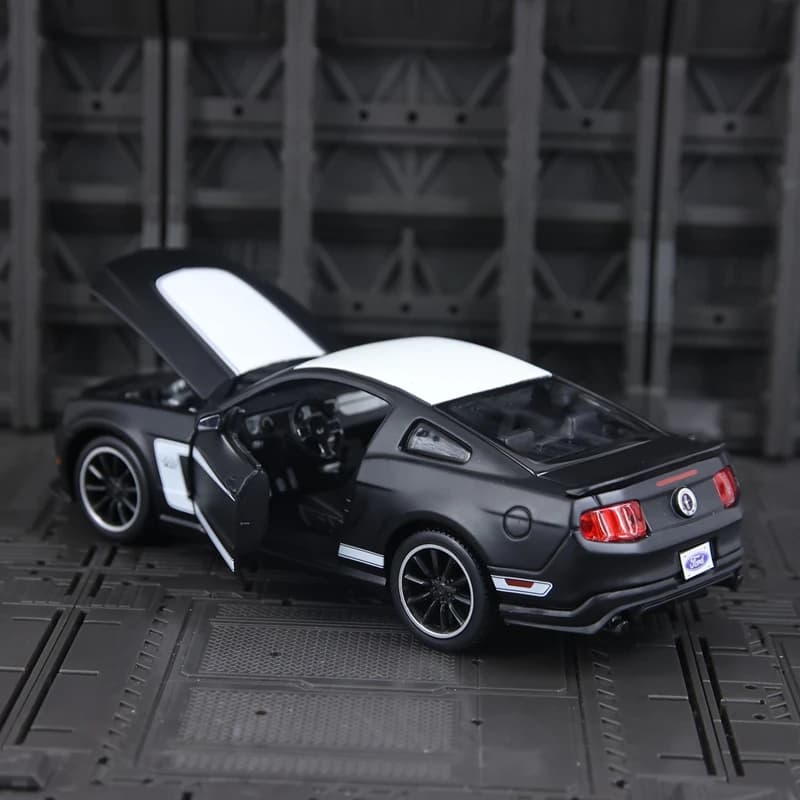 Maisto 1:24 Simulation Ford Boss 302 Alloy Car Model Supercar Doors and Hood Can Be Opened suitable for collection