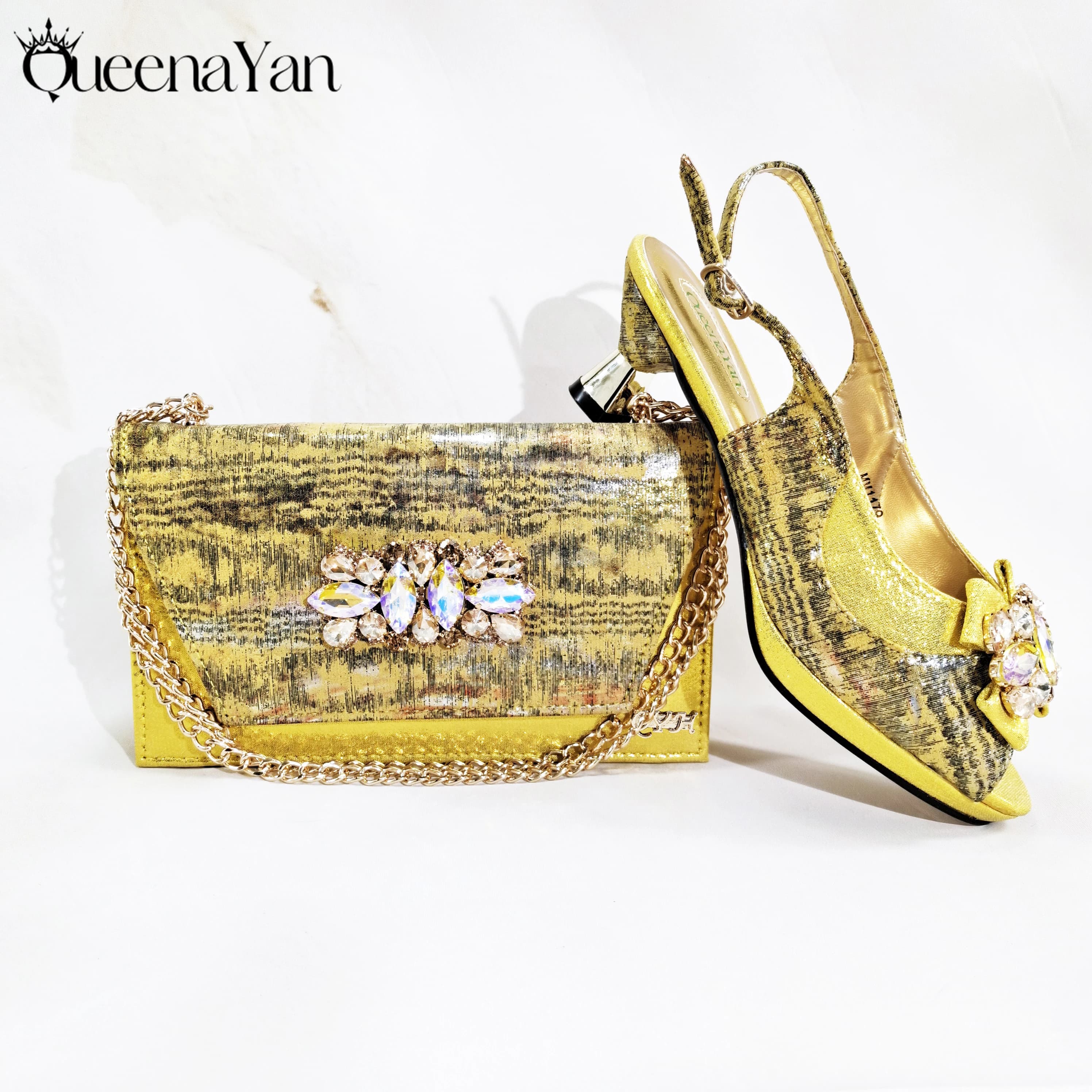 Scarpe da Donna di Lusso Queena Yan con Stampa Gialla e Decorazioni in Metallo con Strass, Design per Feste e Matrimoni, e Borsa Abbinata