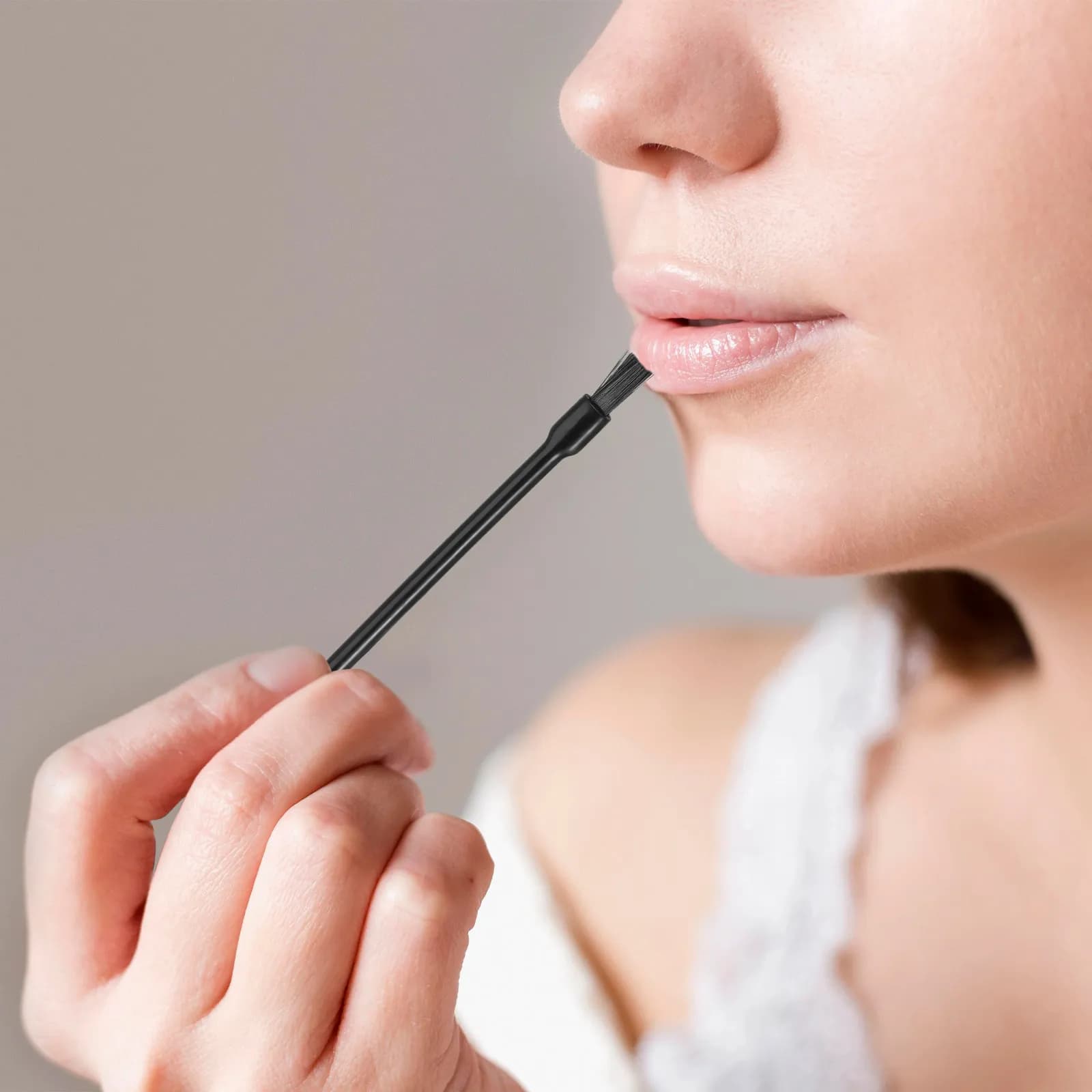 100Pcs Disposable Lip Gloss Wands Nylon Bristle Lip Brush Applicators for Lips Smooth Application Travel Makeup on The Go