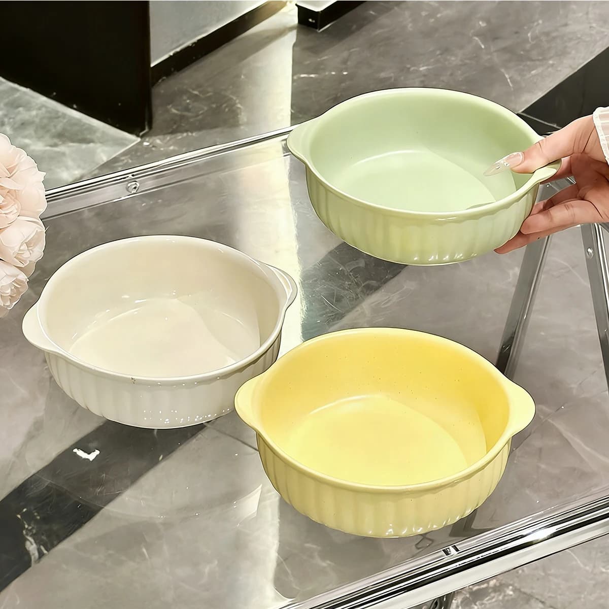 Una ciotola in ceramica a doppio manico, adatta per forno, microonde e lavastoviglie. Stoviglie e utensili da cucina per insalata e pasta