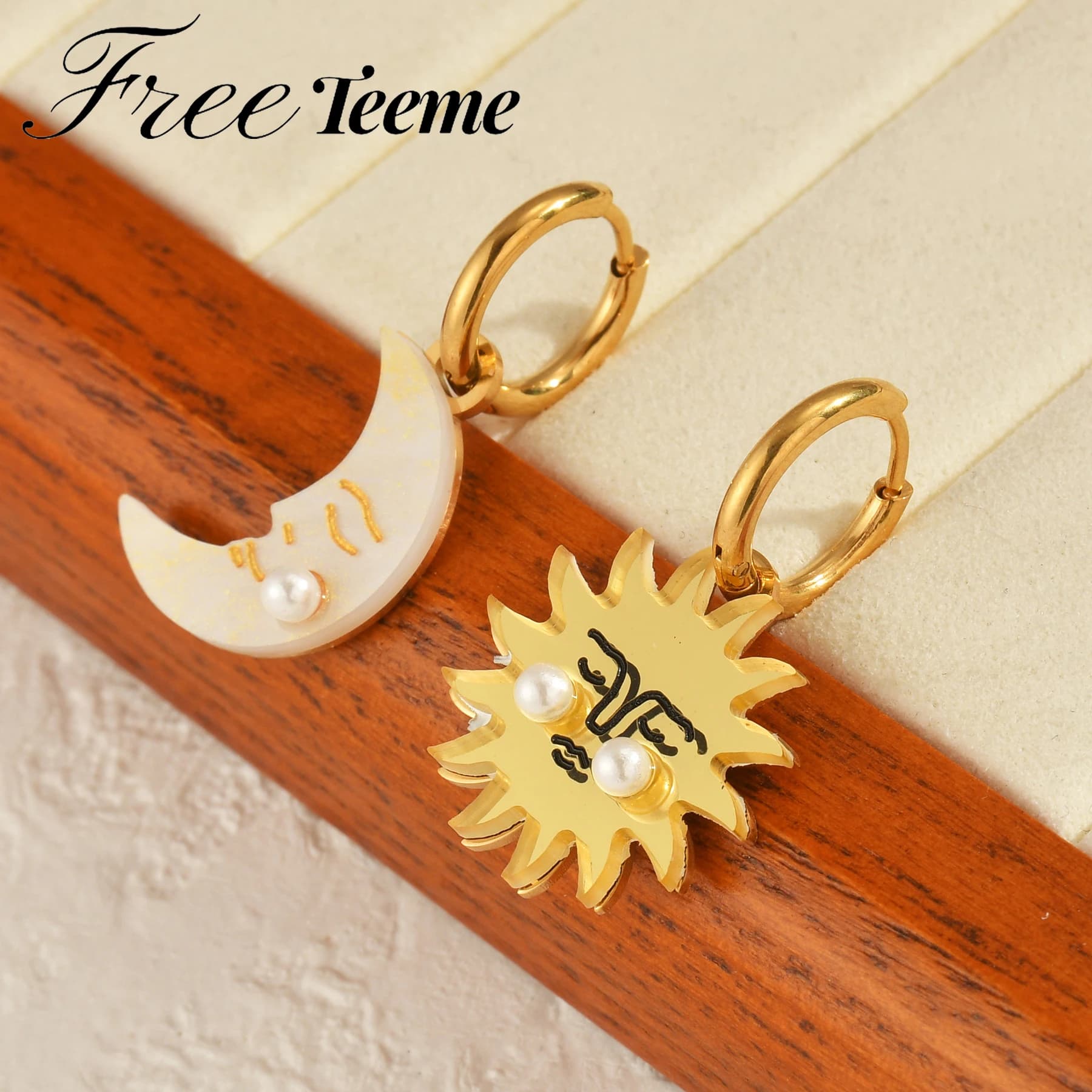 Freeteeme Orecchini pendenti con perline di conchiglia e targa minimalista in acciaio inossidabile Sun Moon ​ Gioielli quotidiani con ciondoli da donna da spiaggia placcati in oro 18 carati