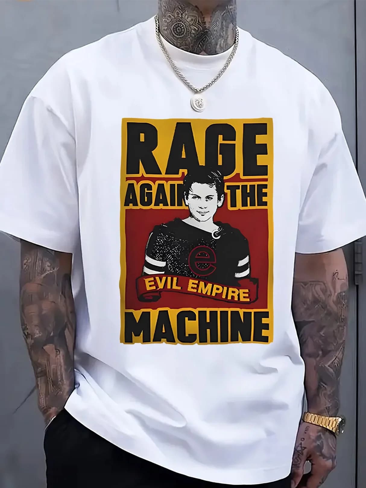 T-shirt grafica da uomo "Rage Against the Evil Empire" - T-shirt girocollo casual bianca con stampa gialla audace e nera