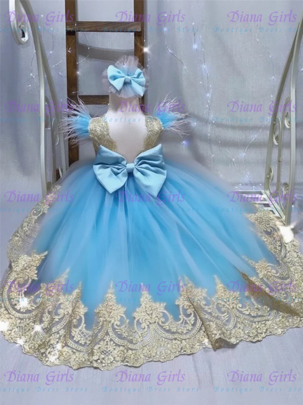 Splendido abito da ragazza di fiore in tulle blu con applicazioni dorate gonfie per abiti da sera per feste da principessa di compleanno per damigelle d'onore per bambini