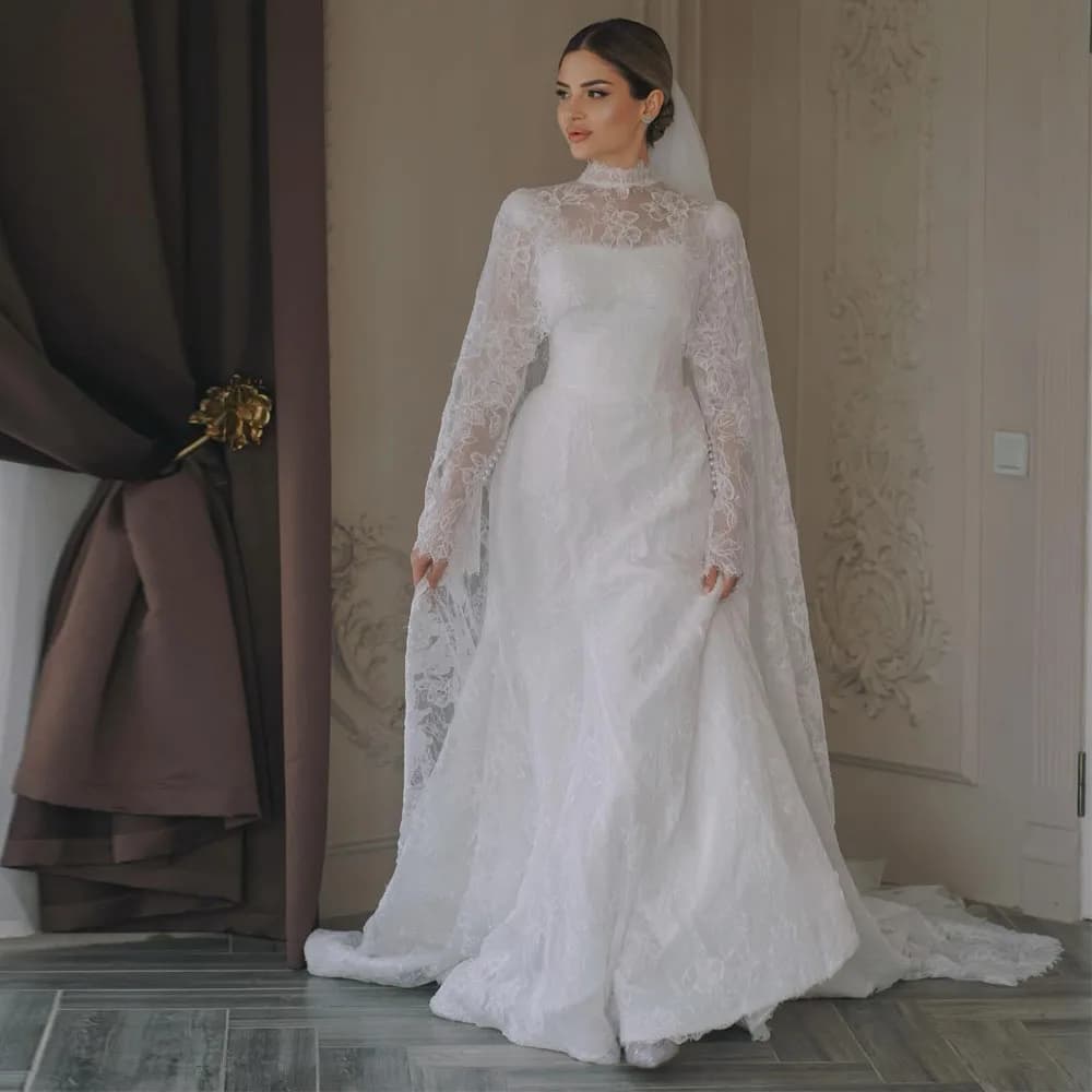Abito da sposa a sirena personalizzato in pizzo con mantello, collo alto, maniche lunghe e dettagli a bottoni - Vestidos de Novia