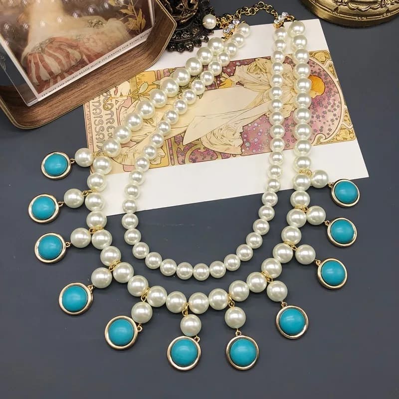 Gioielli medievali occidentali, ciondolo in turchese, collana di perle multistrato, set di orecchini a lobo, moda raffinata e stile etnico