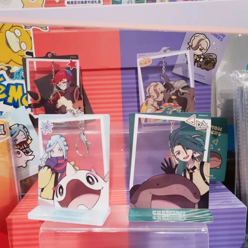 Disponibile - Set Portachiavi con Carte Fotografiche dei Trainer di Pokémon Paldea - Carte Collezionabili Scarlatto e Violetto - Booster Pack 16.0 - Regali di Compleanno