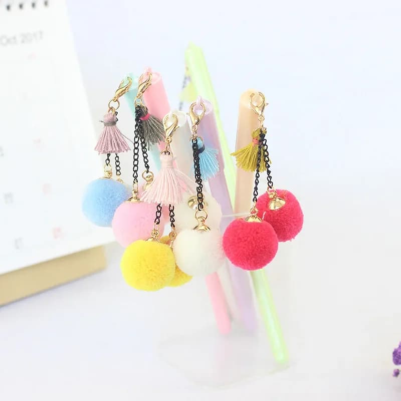 40 pezzi di penna neutra con pendente a forma di nappa con sfera pelosa di ciliegio creativo giapponese e coreano, piccola penna ad acqua nera per studenti freschi B