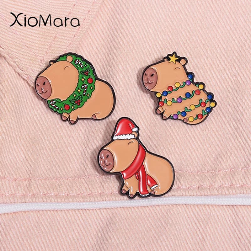 Cartone animato Natale Capibara Spilla smaltata Creativo simpatico animale Spilla Distintivo da bavero Zaino Kawaii Festival Gioielli Regali per gli amici