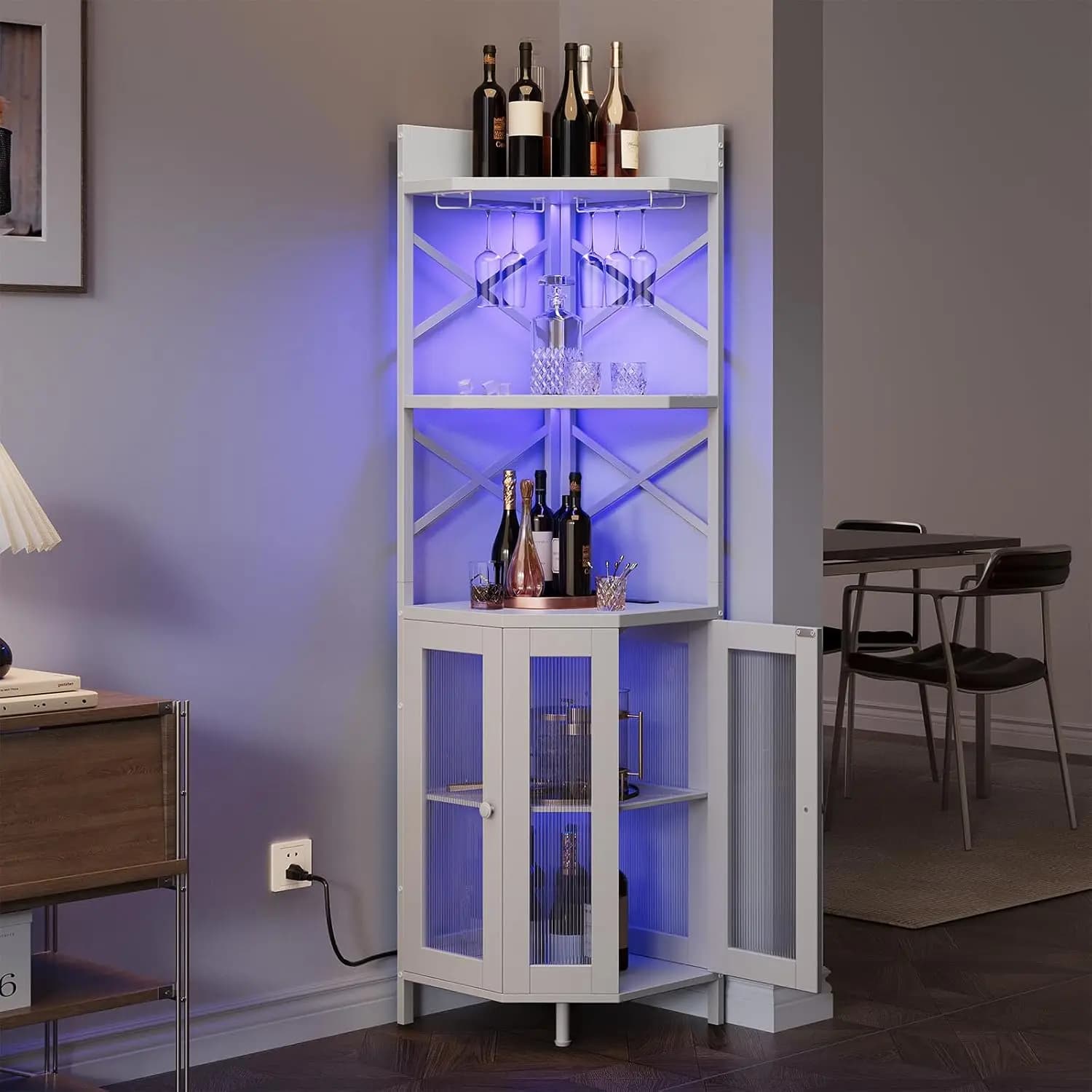 Mobile bar angolare bianco con presa di corrente, 5 ripiani con LED e porta bicchieri, scaffale industriale alto per liquori e vino per la casa, personalizzabile