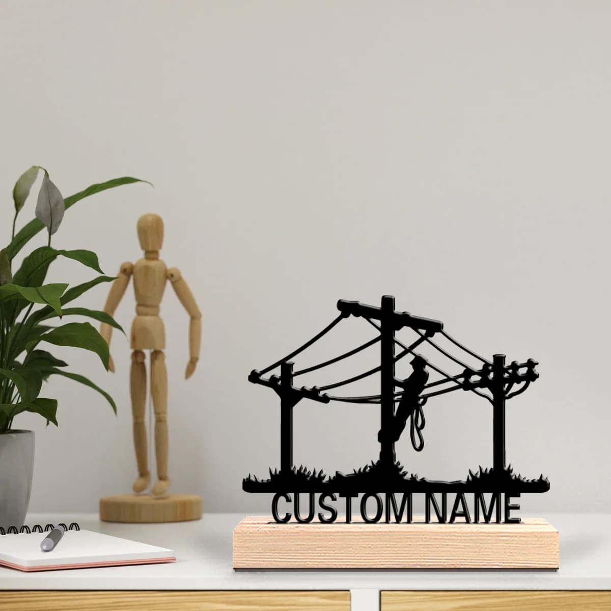 1 pz Nuovo Design Statua Personalizzata in Metallo per Elettricisti con Base in Legno, Decorazione da Tavolo Adatta per Torre Elettrica