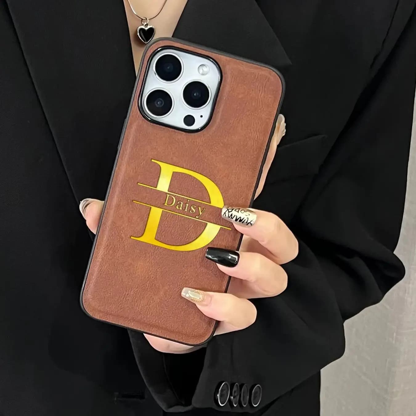 Custodia con nome personalizzato per iPhone 16 15 14 13 12 11 Pro Max Plus Iniziali personalizzate Cover in ecopelle con lettera dorata incisa in 3D
