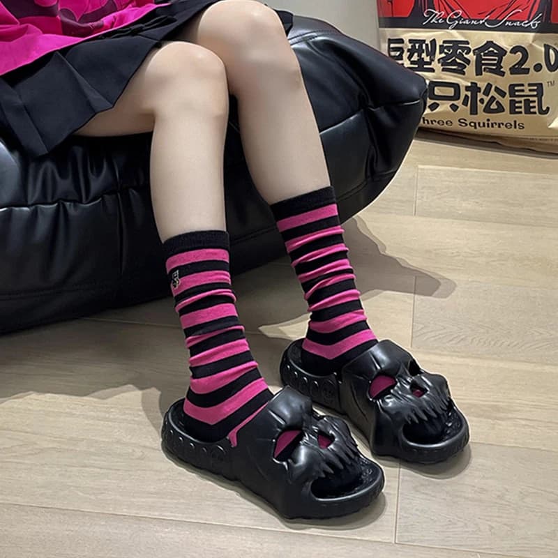 Nuovo design in rilievo con teschio Pantofole da uomo Estate Divertimento all'aria aperta Presentazioni aziende produttrici giochi Fondo spesso da spiaggia Sandali casual da donna antiscivolo Amanti delle coppie