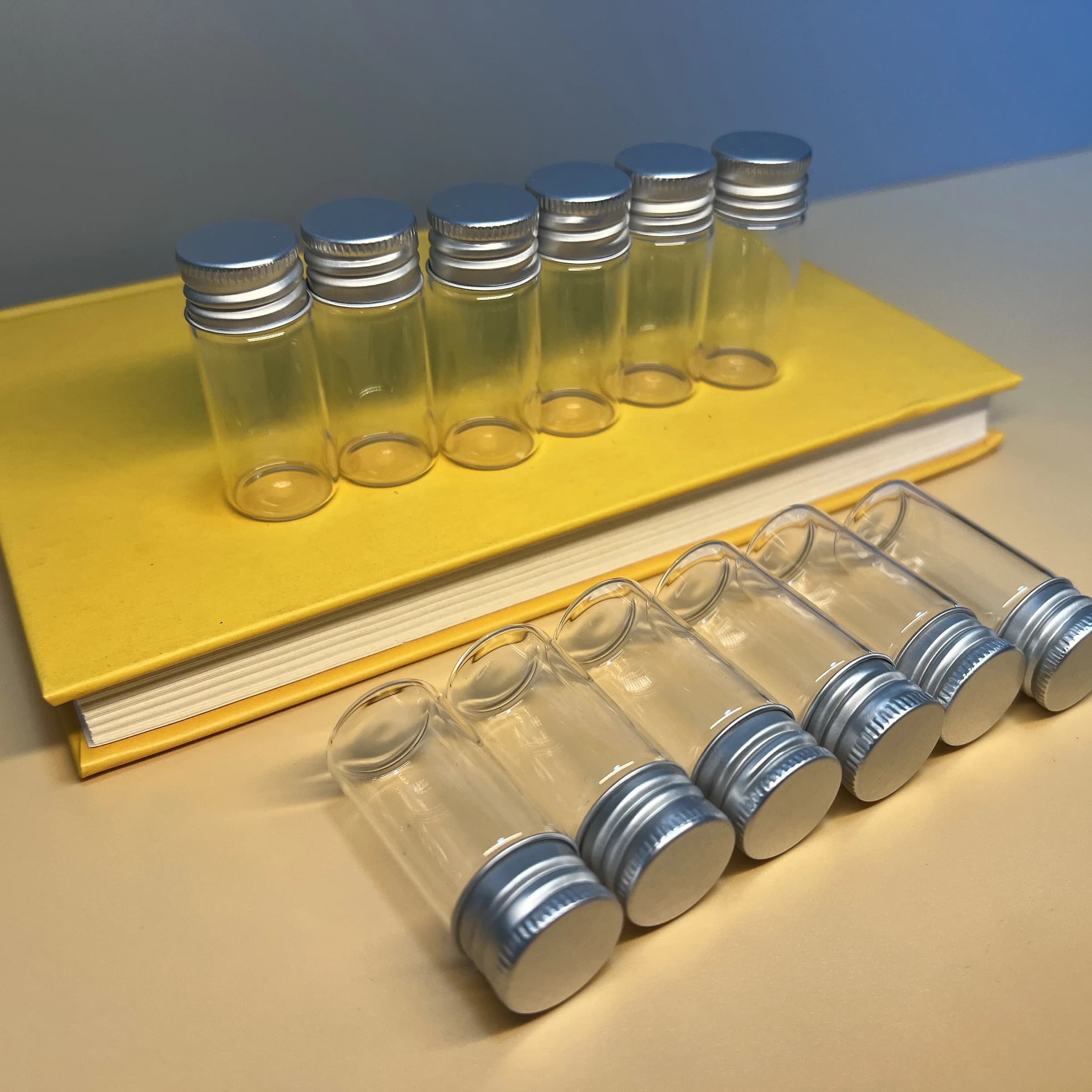 45/70/100 Pezzi Flaconi in Vetro da 10ml con Tappi Argentati 13x22x50mm, Mini Bottiglie Contenitori per Farmacia Fai-da-te, Piccoli Vasetti per Campioni di Spezie