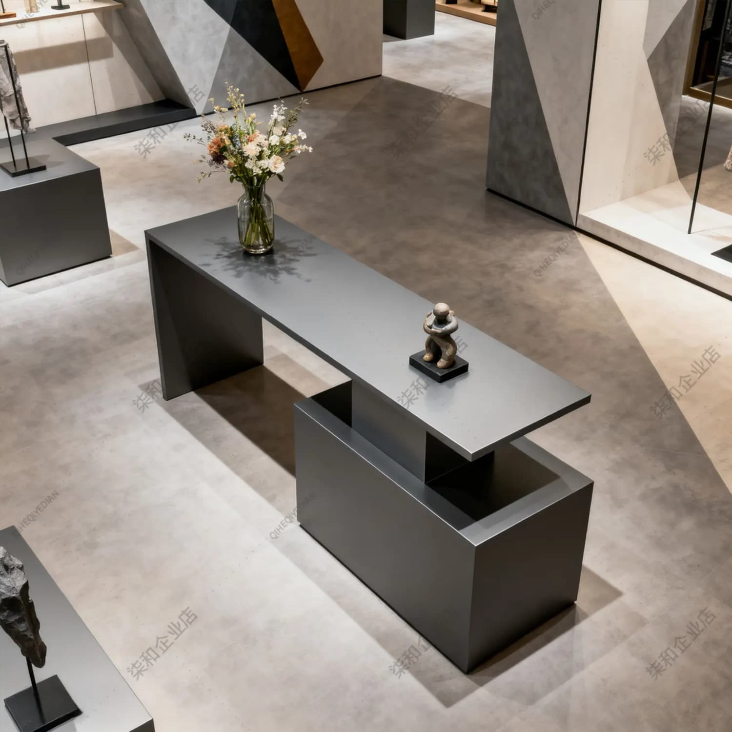 Negozio di abbigliamento, vetrina espositiva, sala espositiva del centro commerciale, cosmetici, scarpe e borse, tavolo espositivo, acciaio inossidabile