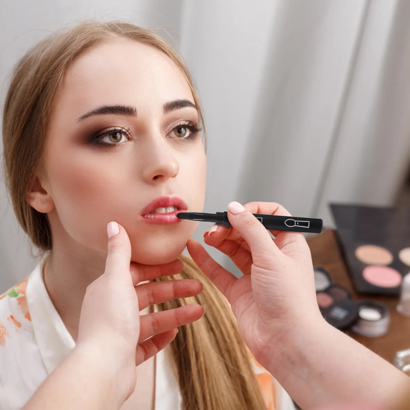 Pennello Trucco Professionale 4 in 1 in Plastica per Labbra, Ombretto, Sopracciglia, Eyeliner - Copertura Uniforme, Leggero e Facile da Usare