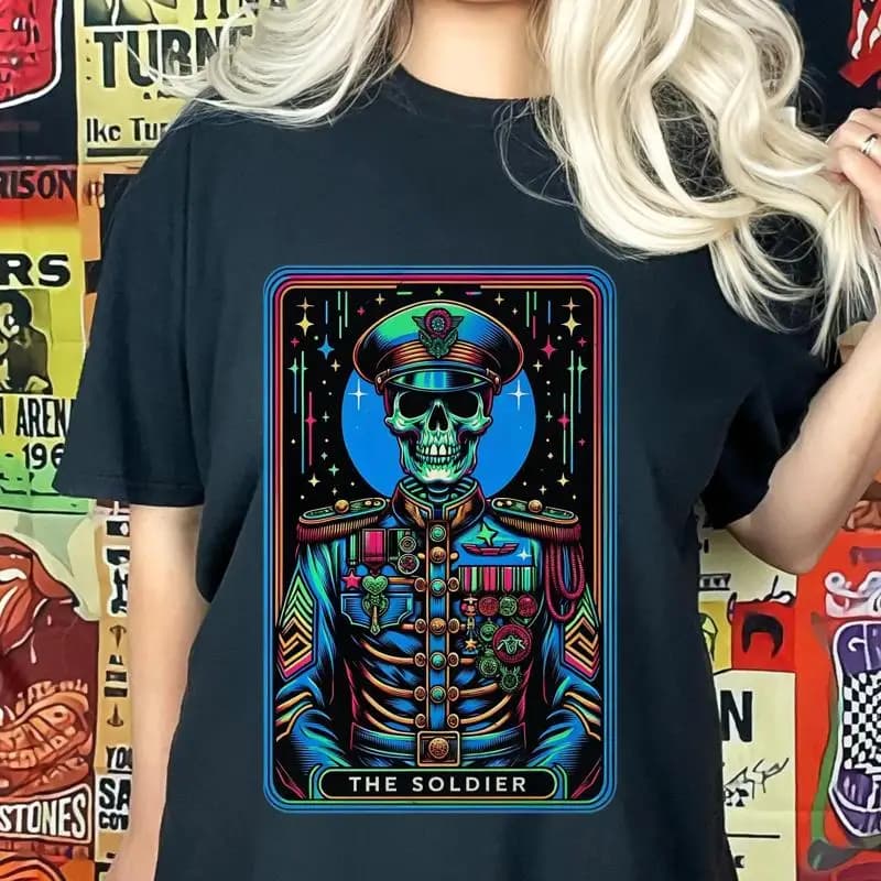 Maglietta Scheletro Soldato Carta dei Tarocchi Neon Art Militare Occulto Alternativa Gotica Streetwear Estetica Sccura Mistico