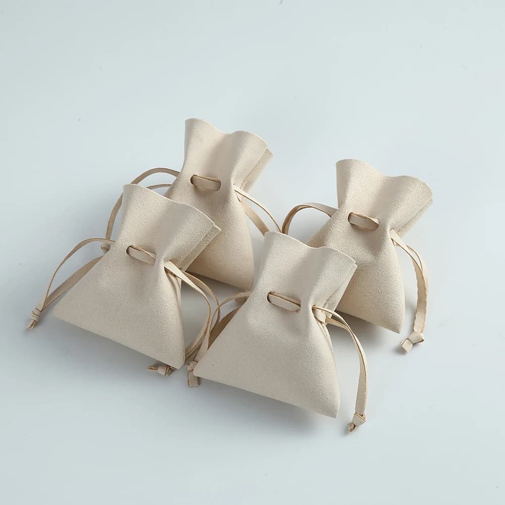 10 pz Crema 7x8 cm Pelle Scamosciata Microfibra Piccolo Coulisse Sacchetti Regalo Orecchino Collana Anelli Imballaggio Dei Monili Sacchetto Bar Mitzvah Natale