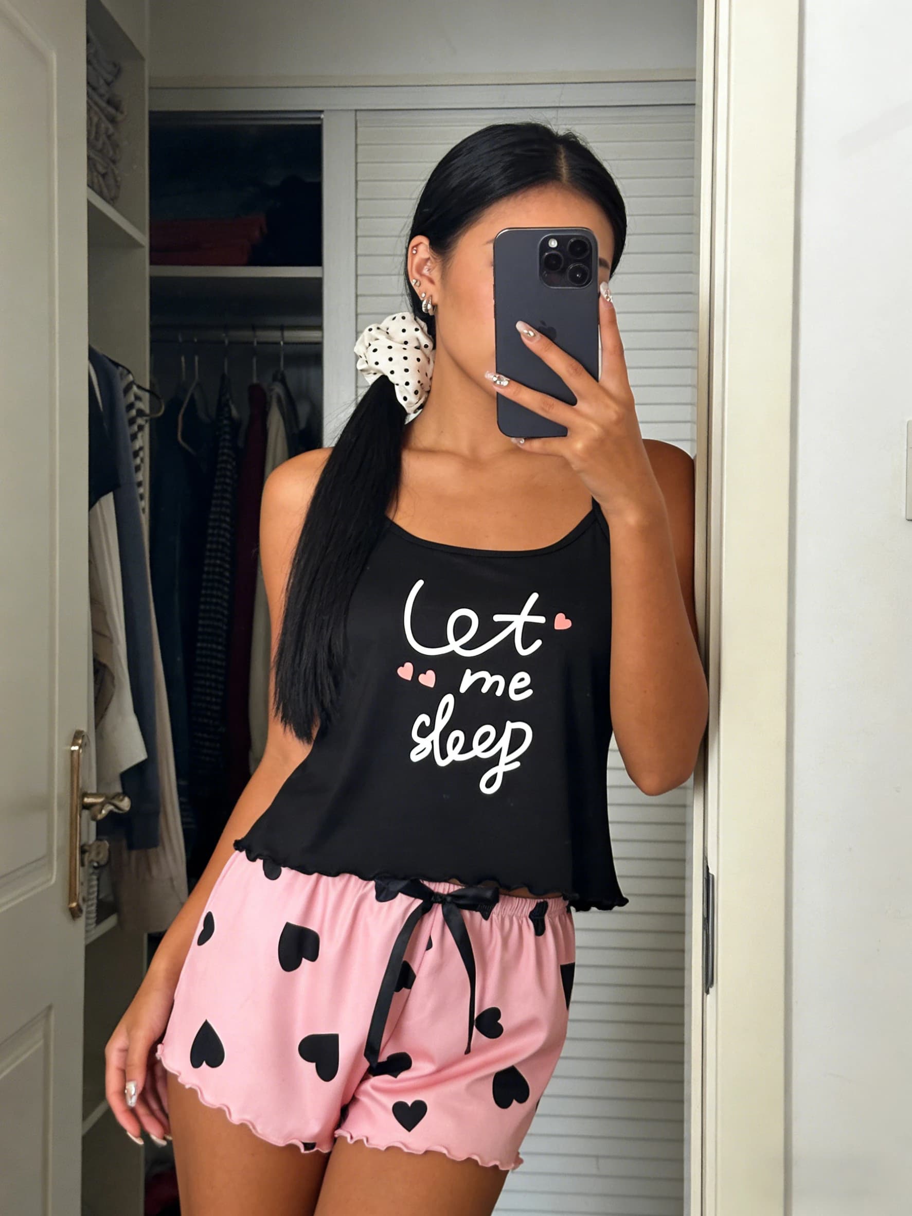 Pigiama da donna primavera estate autunno, completo due pezzi con canotta girocollo senza maniche con spalline sottili e pantaloncini con orlo a balze, stampa cuori carina