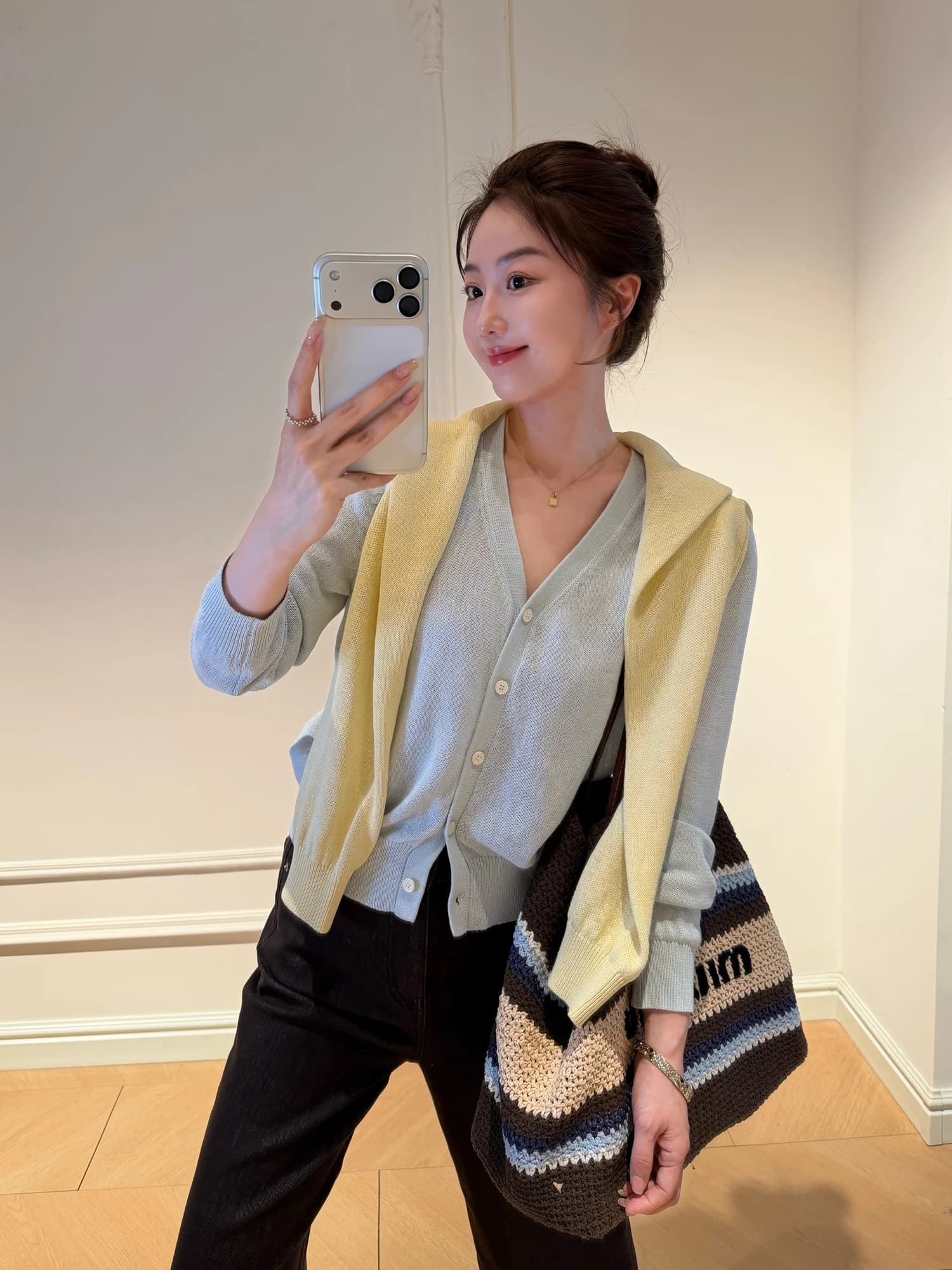 Cardigan Aperto Lavorato a Maglia con Scollo a V Bianco Cao Daman, Leggero e Traspirante, Top Modellante, Protezione Solare, in Misto Cotone, Manica Lunga