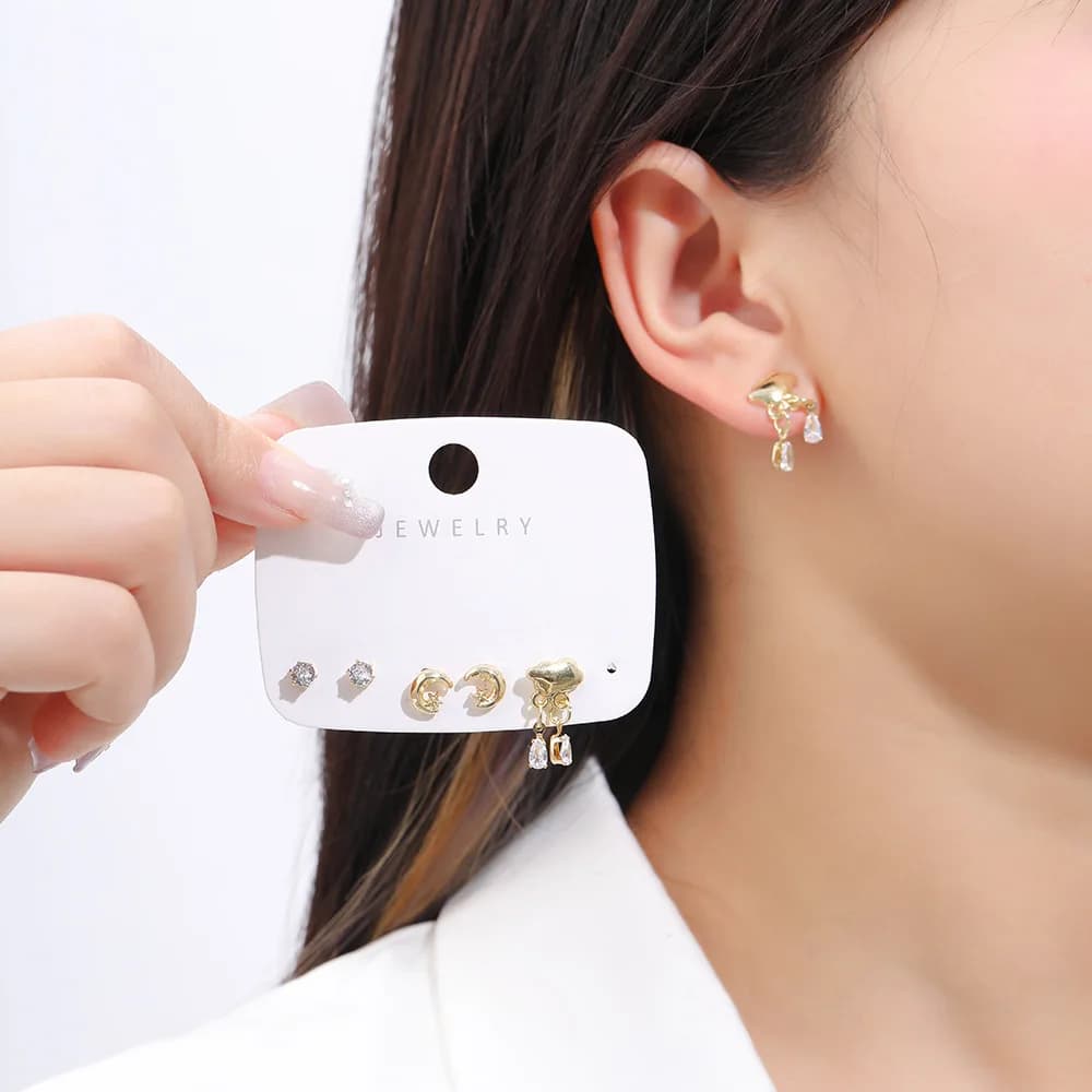 Orecchini a perno piccoli con zirconi squisiti Silver Needle, di lusso discreto, di nicchia, versatili, con perle, gioielli da donna di lusso