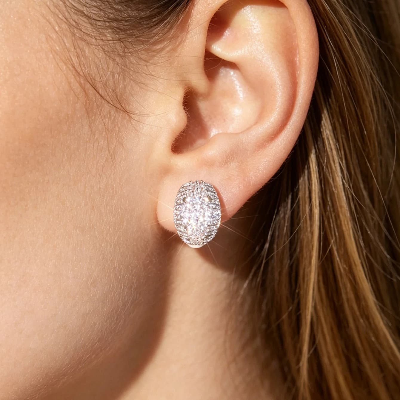 The water-drop shaped ring earrings are set with multiple rows of synthetic zirconia, featuring a simple design that is fashionable and suitable as a gift for women during their daily leisure time. They are suitable for party occasions. They can be u