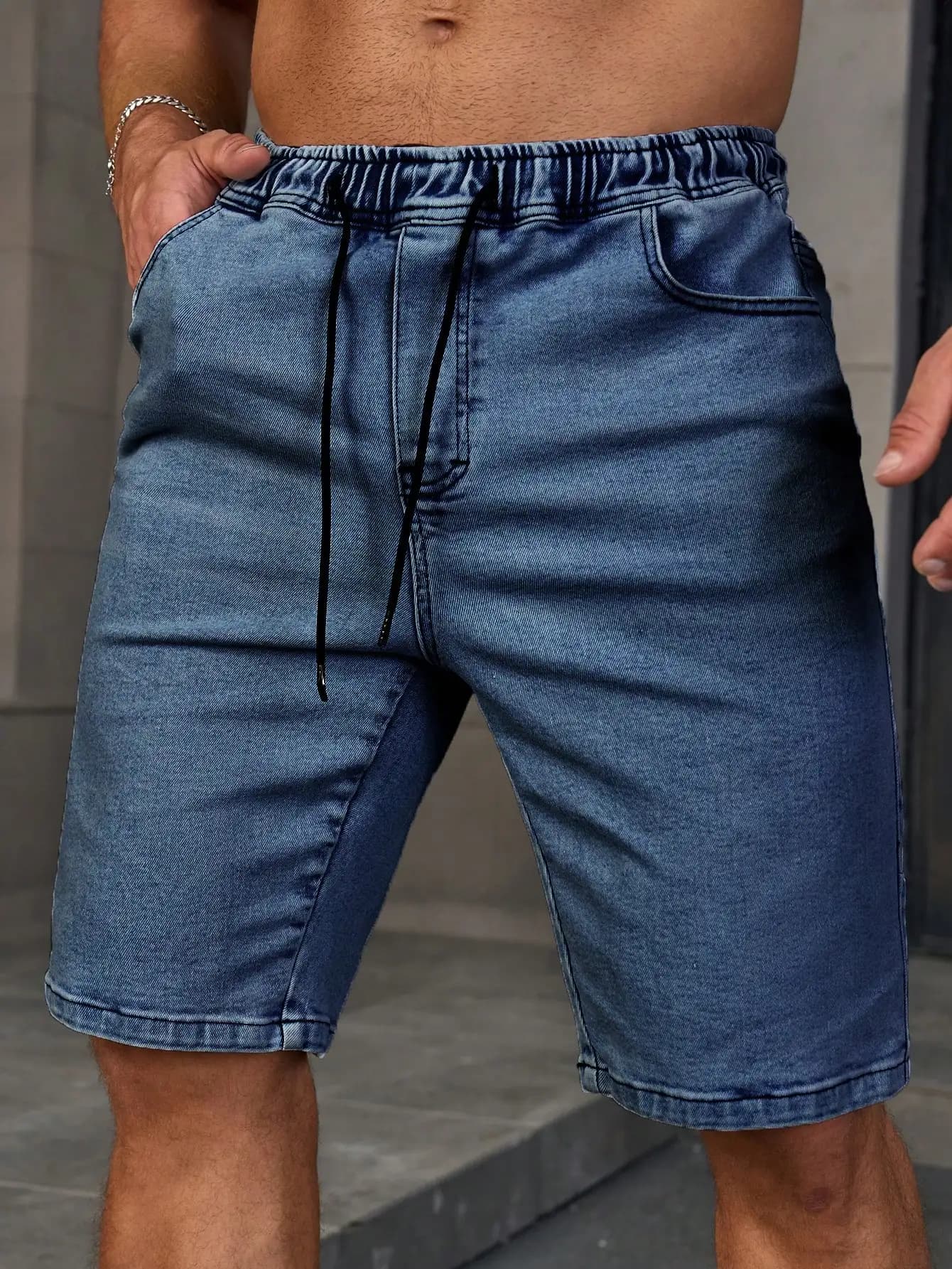 Pantaloncini di jeans estivi da uomo. Con un design elastico in vita con coulisse. Per l'abbigliamento casual quotidiano. Alla moda e alla moda.