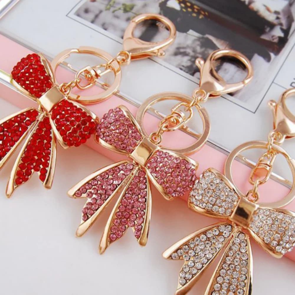 Un portachiavi europeo e americano con fiocco tempestato di diamanti, accessorio per abbigliamento - alla moda e carino. Accessori per borse da donna