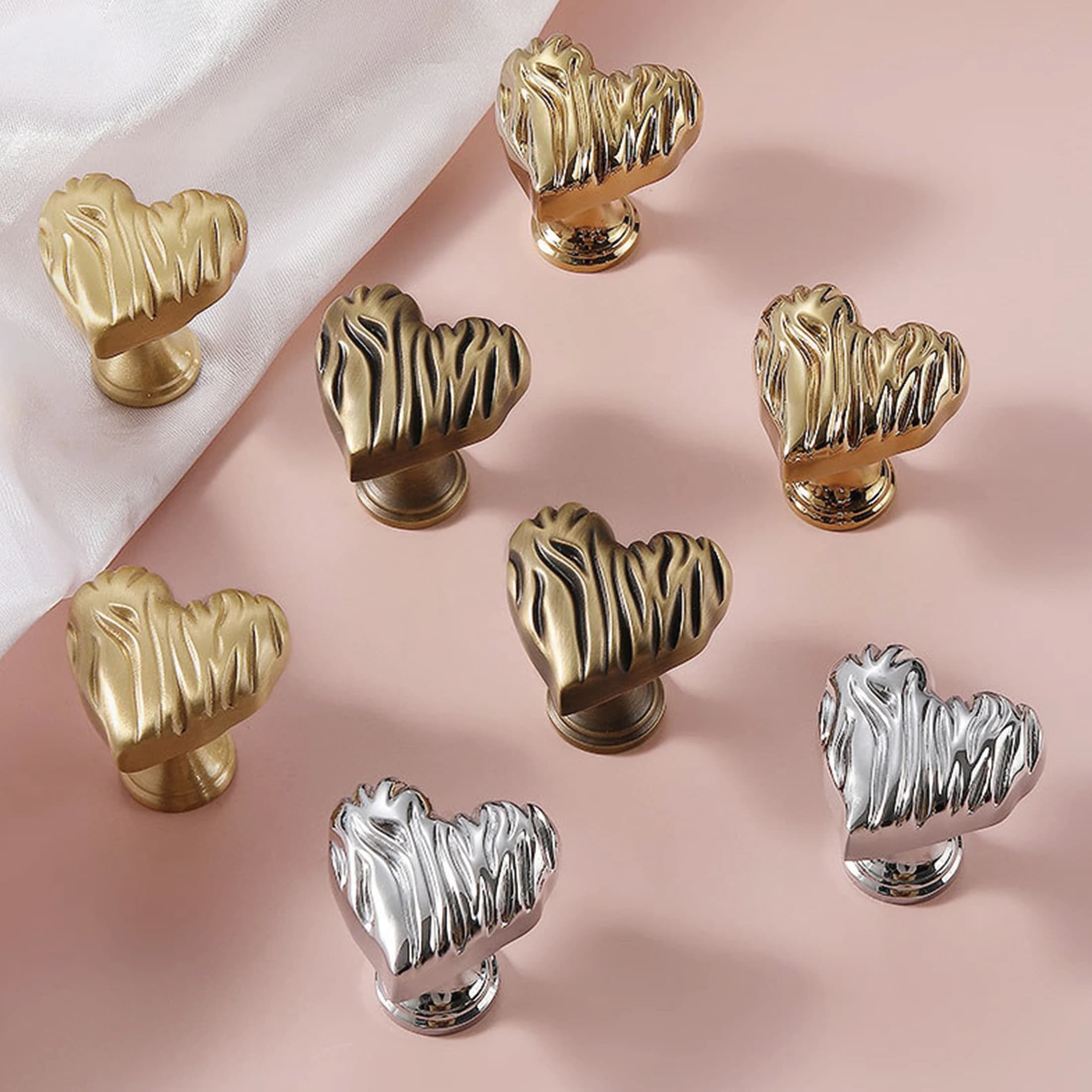 Manopole a forma di cuore creative per armadietti e cassetti Maniglie per porte dell'armadio da cucina a foro singolo in oro cromato Maniglia hardware per armadietti di lusso